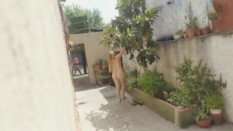 voyeur the neighbor naked in the hallway and they watch her from the street