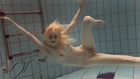 Blonde babe Okuneva shaved pussy underwater swimming